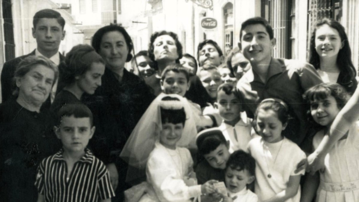 Un grupo de vecinos de la calle Hércules celebrando colectivamente una primera comunión allá por los años 60.