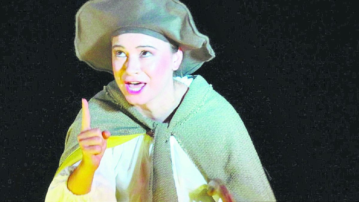 La dramaturga Aida Santos-Allely dando vida y milagros a su personaje multiplicado por la magia del teatro.