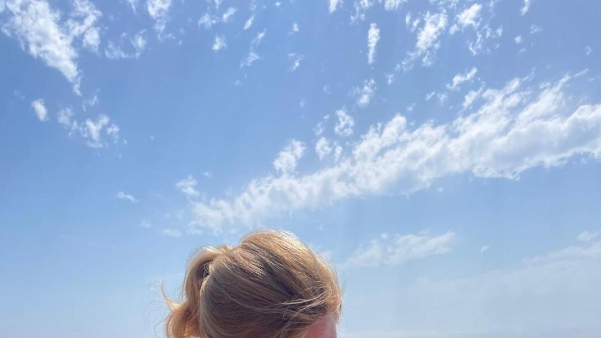 María del Carmen Quiles con su nuevo libro en la playa de Mojácar. FOTO C.ALFONSO