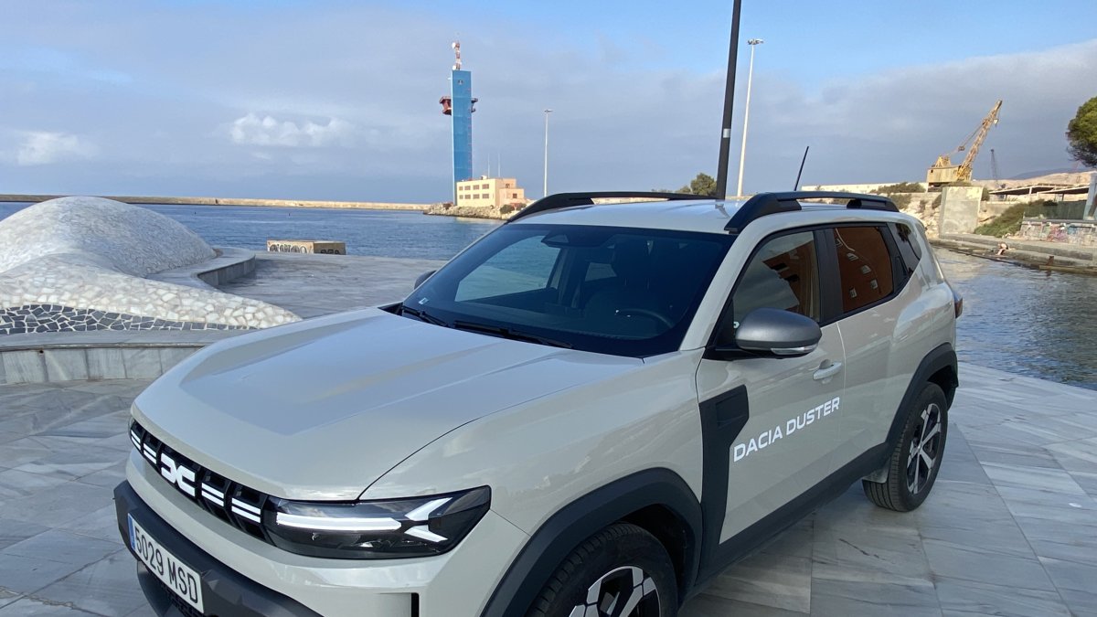 Dacia Duster 2024 junto a la ballena de Gabriel