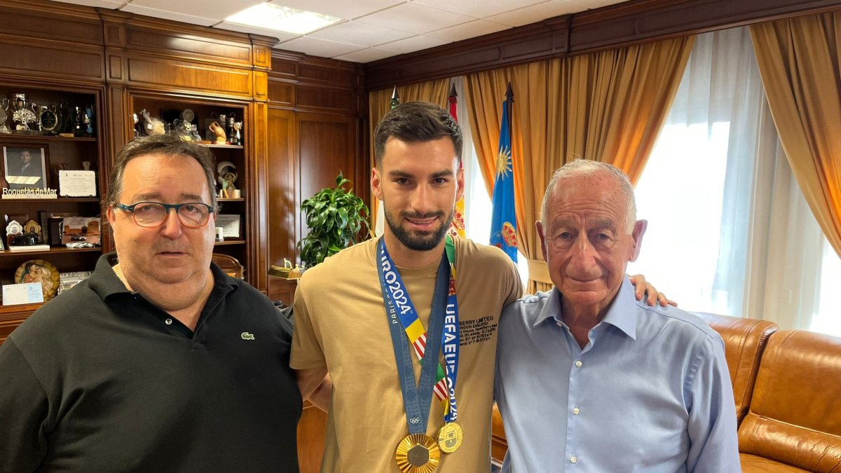 Álex Baena con José Juan Rubi (izquierda), concejal de Deportes roquetero y Gabriel Amat (derecha), alcalde de Roquetas de Mar.
