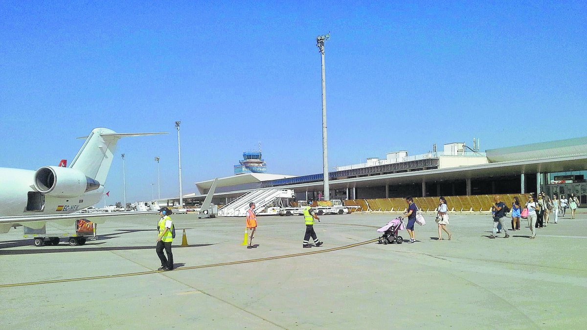 Pasajeros embarcando en un avión en el aeropuerto de Almería.