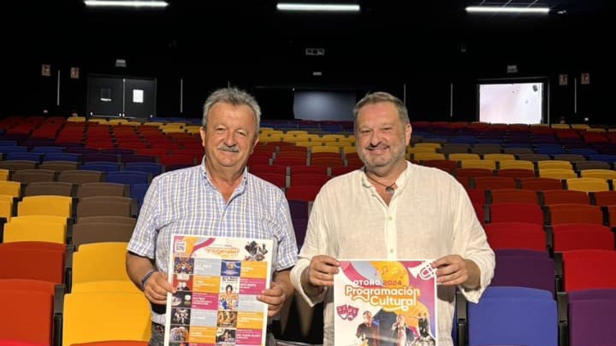 El alcalde y el edil de cultura pulpileños en la presentación de la programación de otoño.