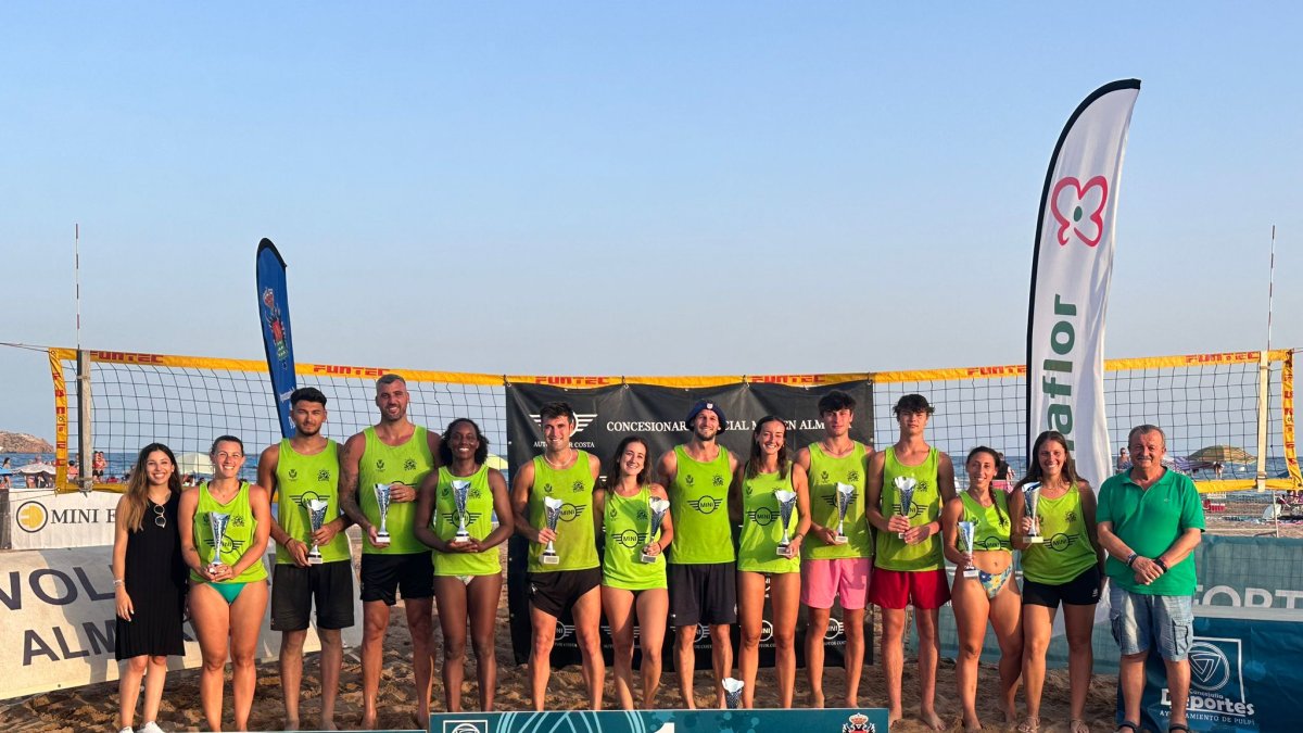 Los ganadores del torneo de voley playa.