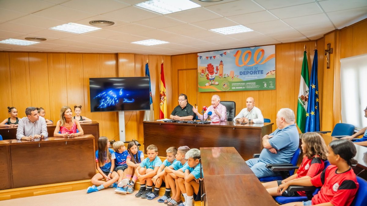 El alcalde de Roquetas de Mar, Gabriel Amat, junto a diputados y niños presentando el acontecimiento deportivo.