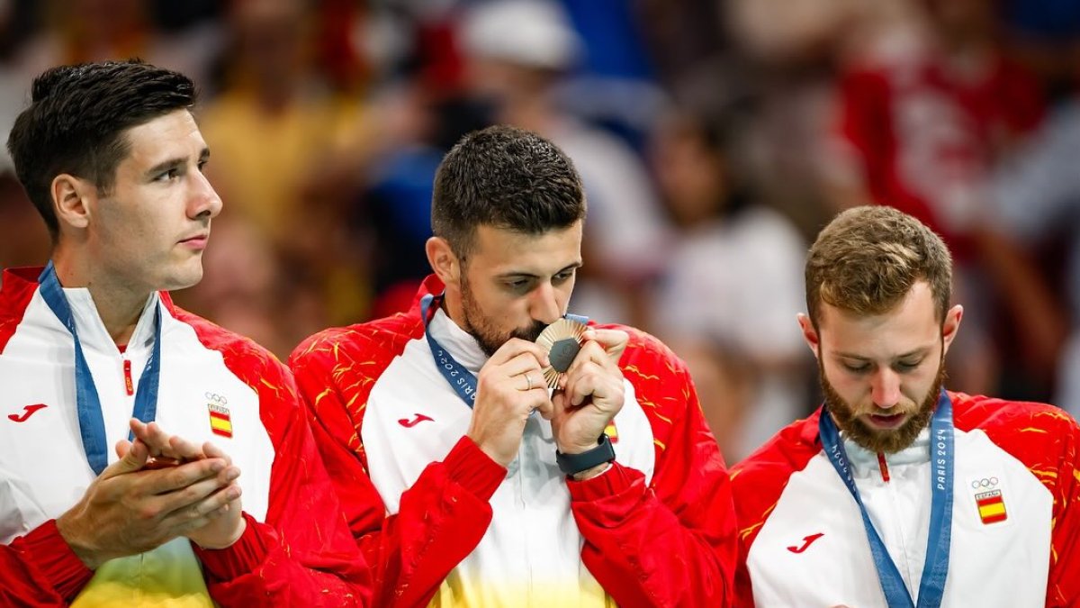 Agustín Casado besando la medalla lograda en los JJOO de París. Foto: RFEB -Sasa Pavicevic Szabo-IHF-Kolektiff.
