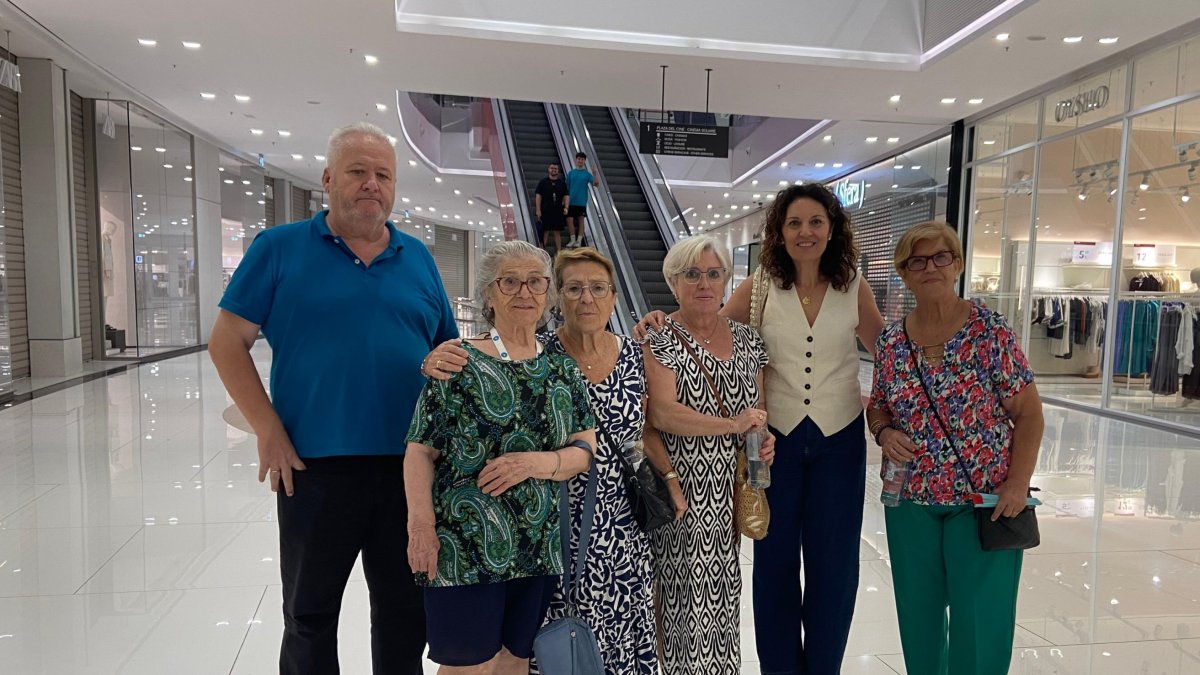 Amelia, Isabel, Lola y Estrella posan junto a la presidenta y el vicepresidente de la Asociación de Vecinos del Casco Histórico en Torrecárdenas