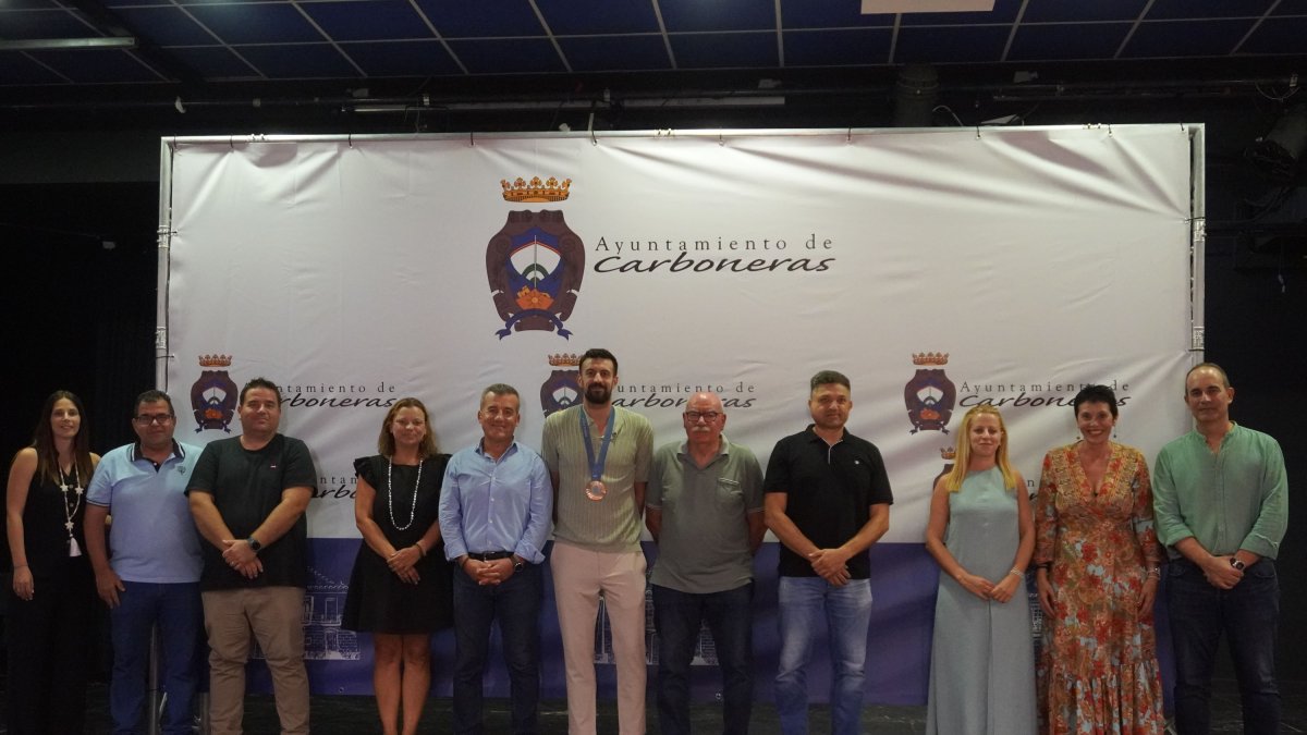 Agustín Casado, alcalde, concejales, madre y Miguel París.