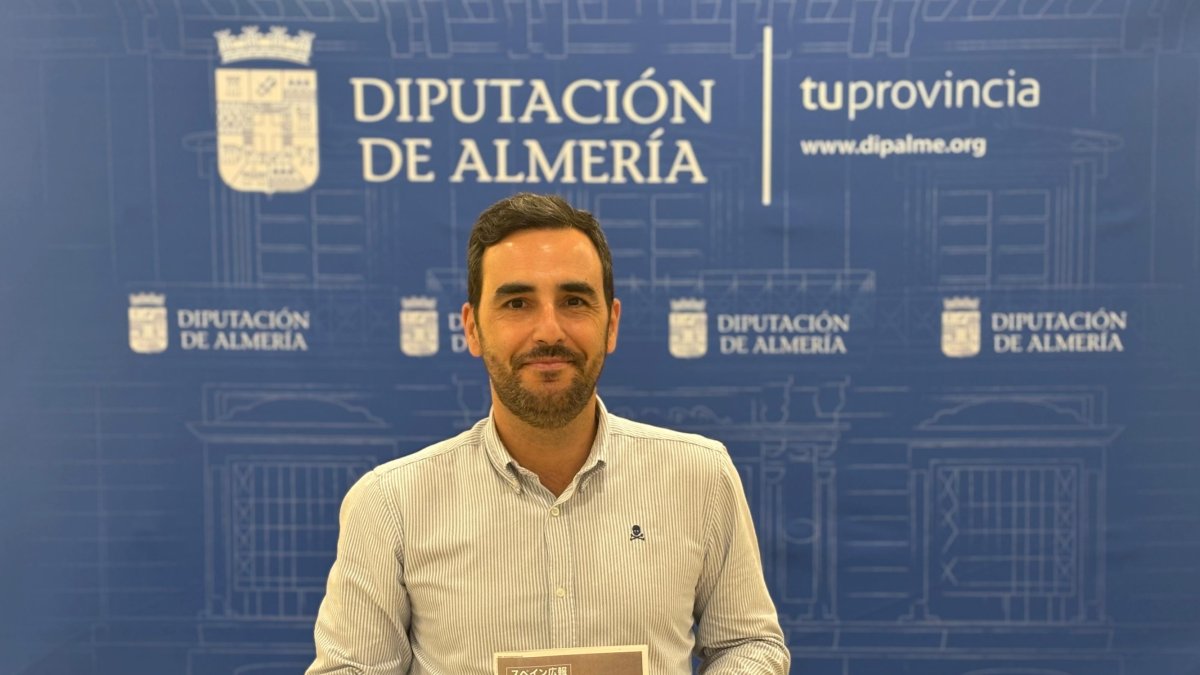 Carlos Sánchez, con la revista nipona que dedica sus páginas a Almería.