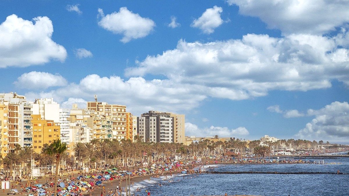 Playa de El Zapilllo en Almería. Imagen extraída de Pixabay.