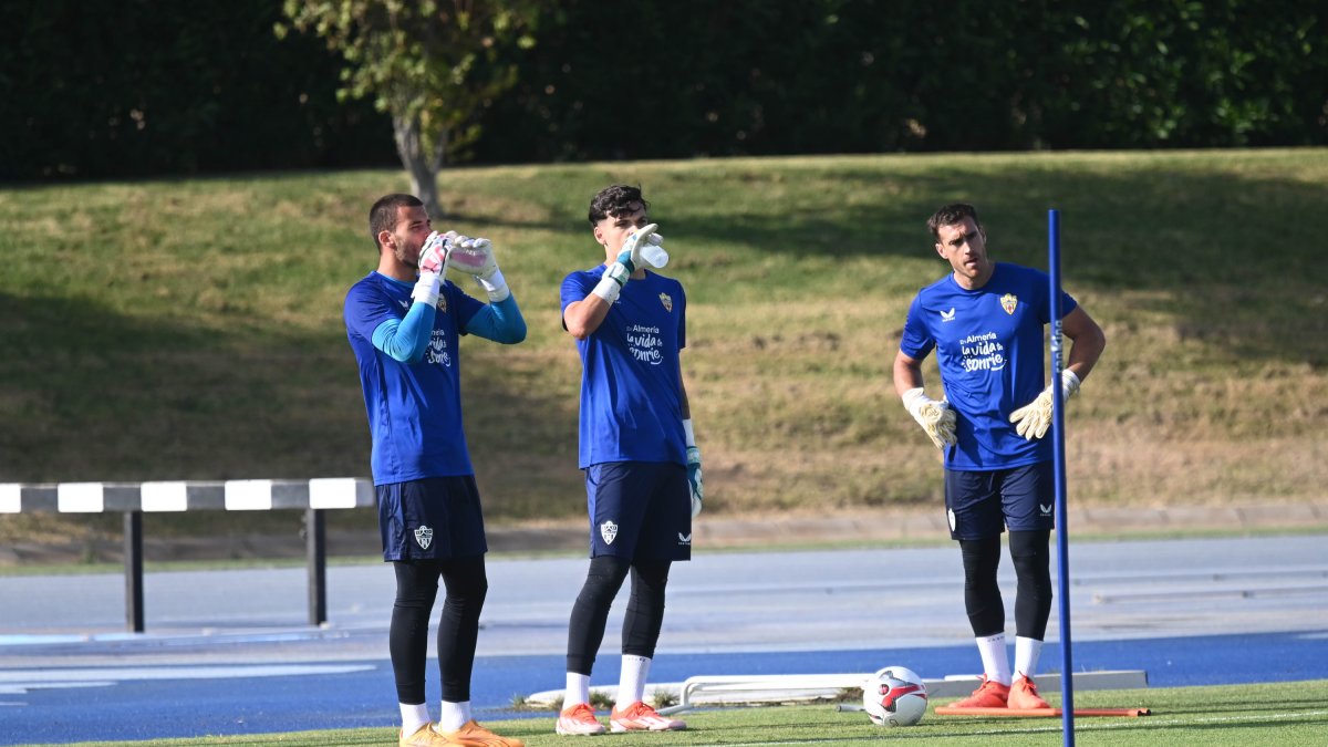 Fernando atento mientras Maximiano y Bruno Iribarne se refrescan.
