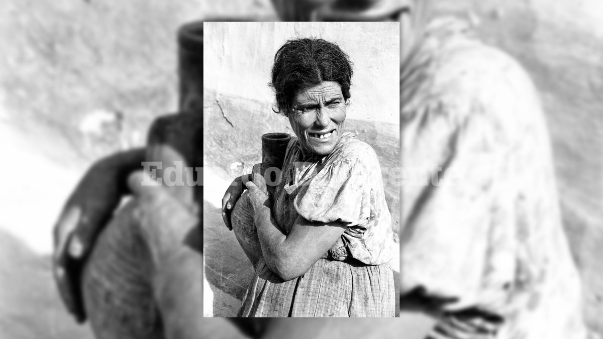La mujer que retrató Jesús de Perceval en el barrio de la Chanca, con su cántaro a cuestas como si fuera un hijo.