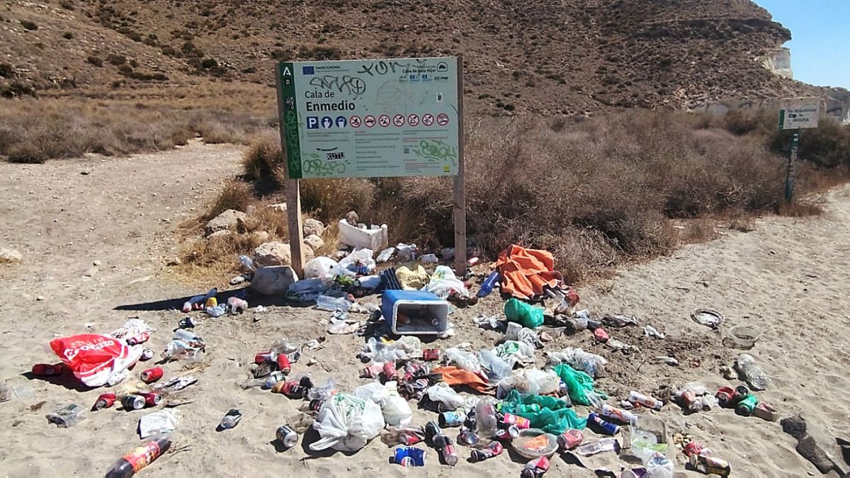 Basura tirada en una de las playas más bonitas de Almería. Imagen cedida por Laia Victoriano.