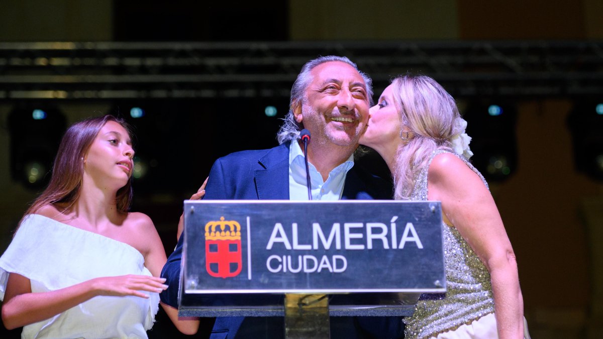 Juan Carmona, junto a su mujer y su hija, durante el pregón de la Feria de Almería.