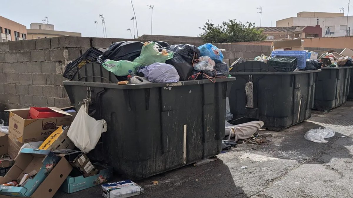 Contenedores atestados de basura.