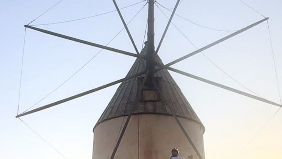 Germán durmió a los pies de un molino durante su travesía.