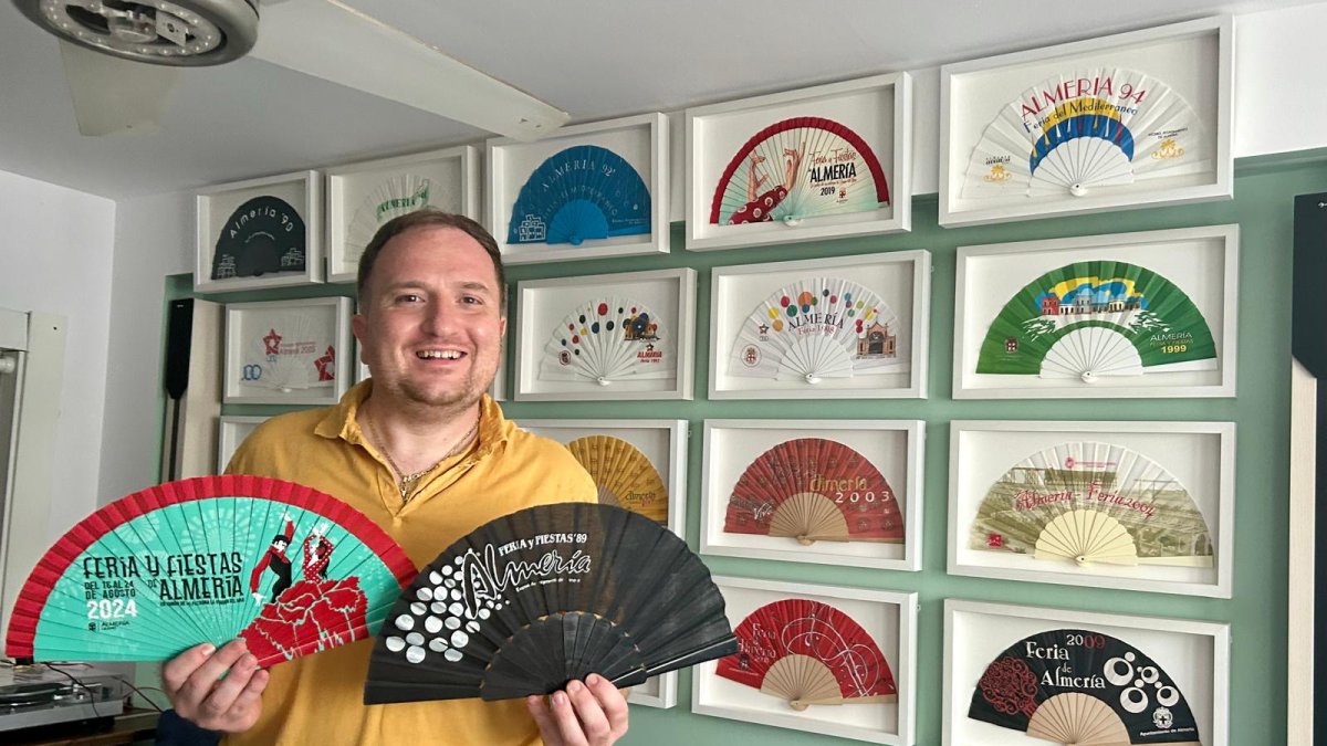 Antonio Santacroce muestra los abanicos de las ferias de 1989 y 2024.