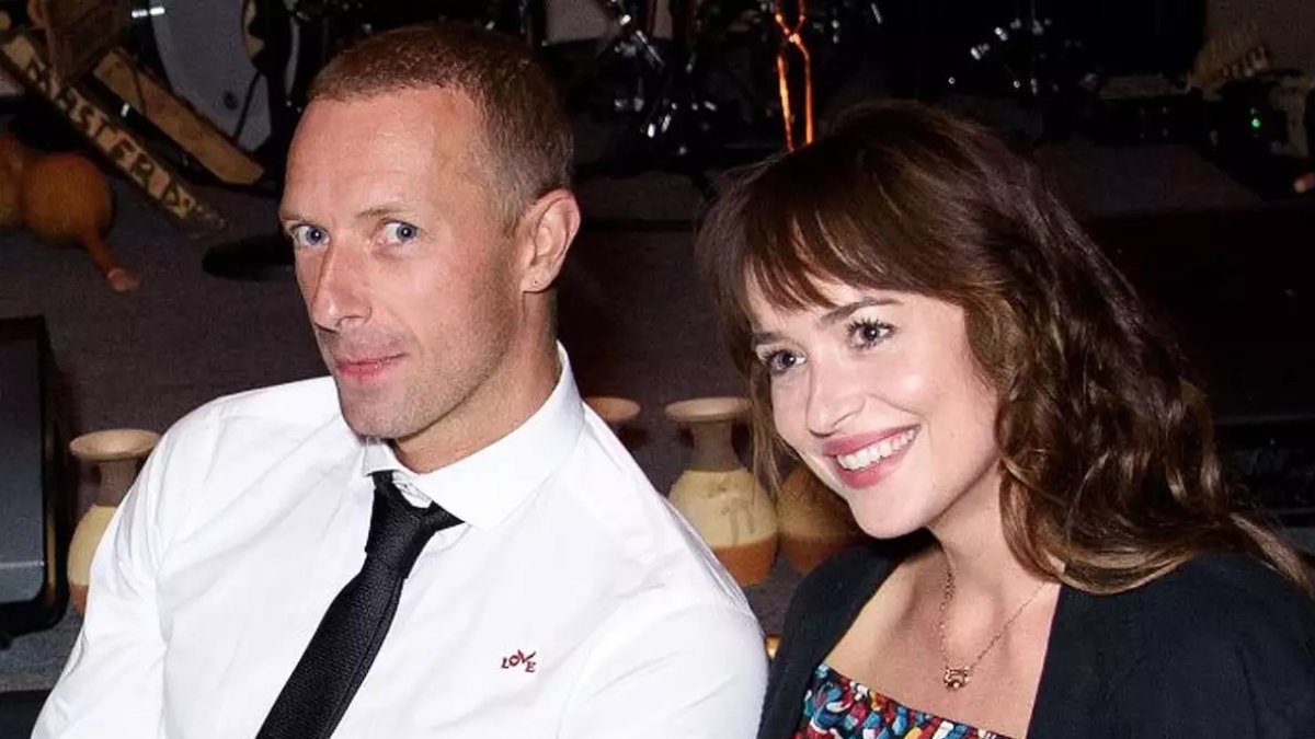 Chris Martin y Dakota Jhonson
