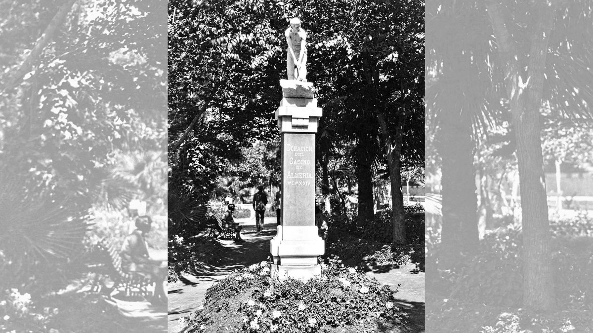Estatua de homenaje al trabador, la primera que se colocó en el Parque Viejo. Foto: F. Mateos.