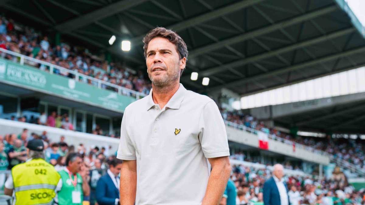 Rubi camino de su banquillo en El Sardinero, que se llenó para recibir al equipo rojiblanco.