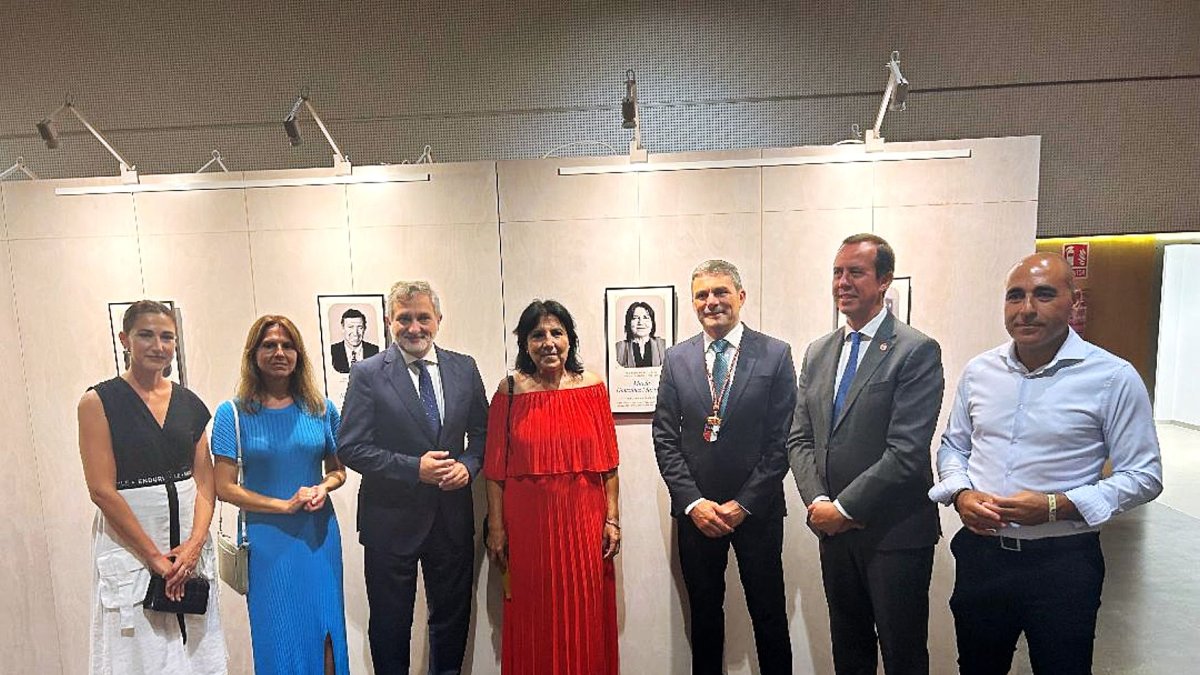 La única mujer alcaldesa de Los Gallardos María González en el centro junto a Ángel Escobar y el actual alcalde Fran Reyes.