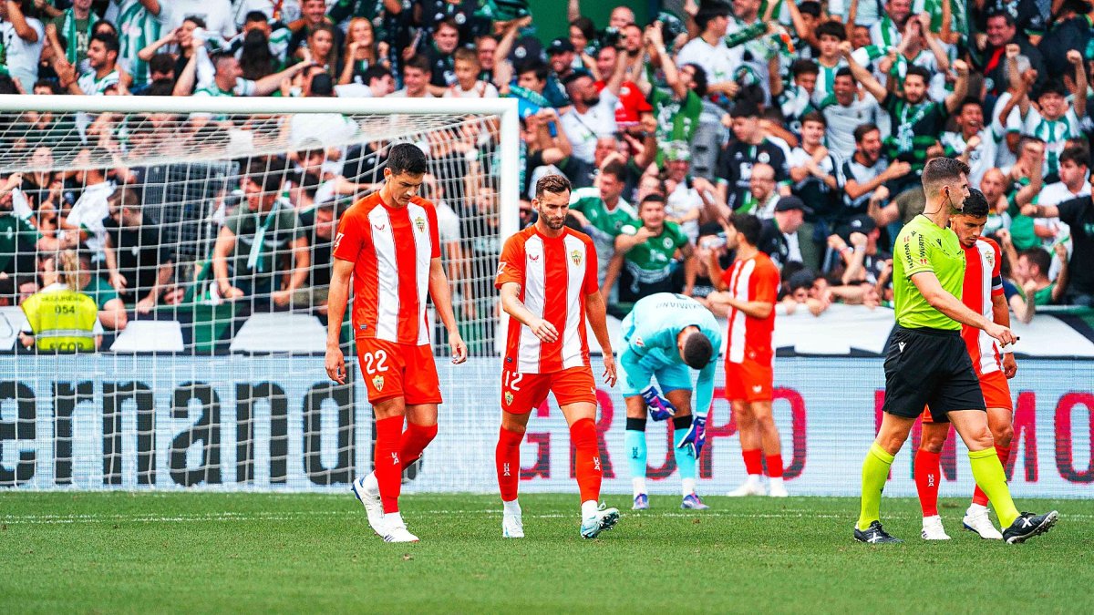 No se puede conceder tanto en defensa, hay que tapar el agujero.