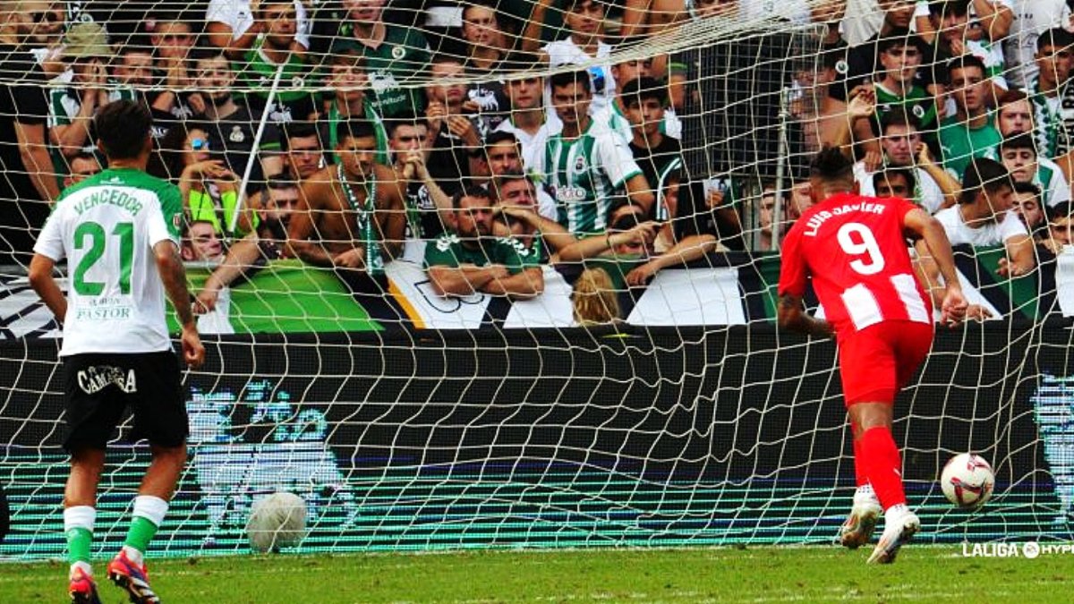 Luis Suárez se ha estrenado con el Almería pero queda mercado.