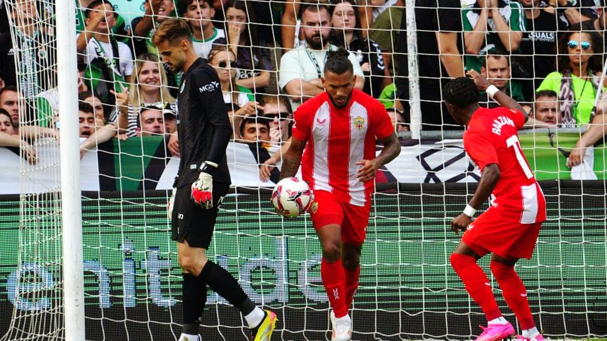 Luis Suárez hace el primer gol con el Almería que puede ser el último.