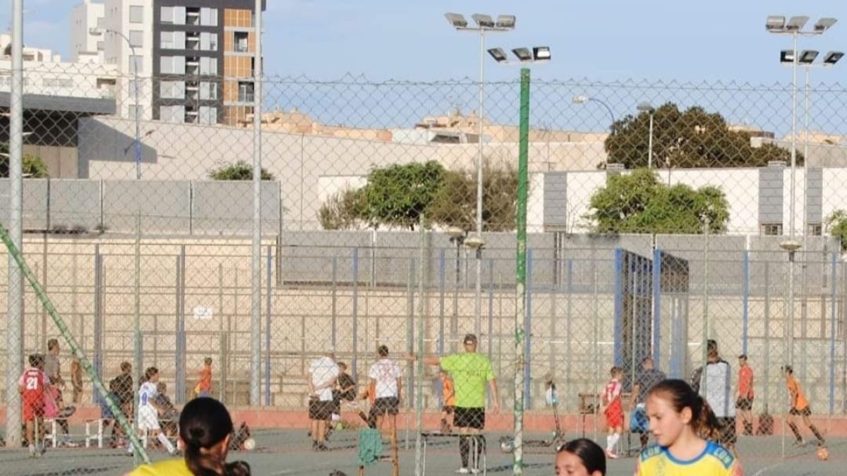 Uno de los partidos de categoría femenina disputado en el Rafael Florido.