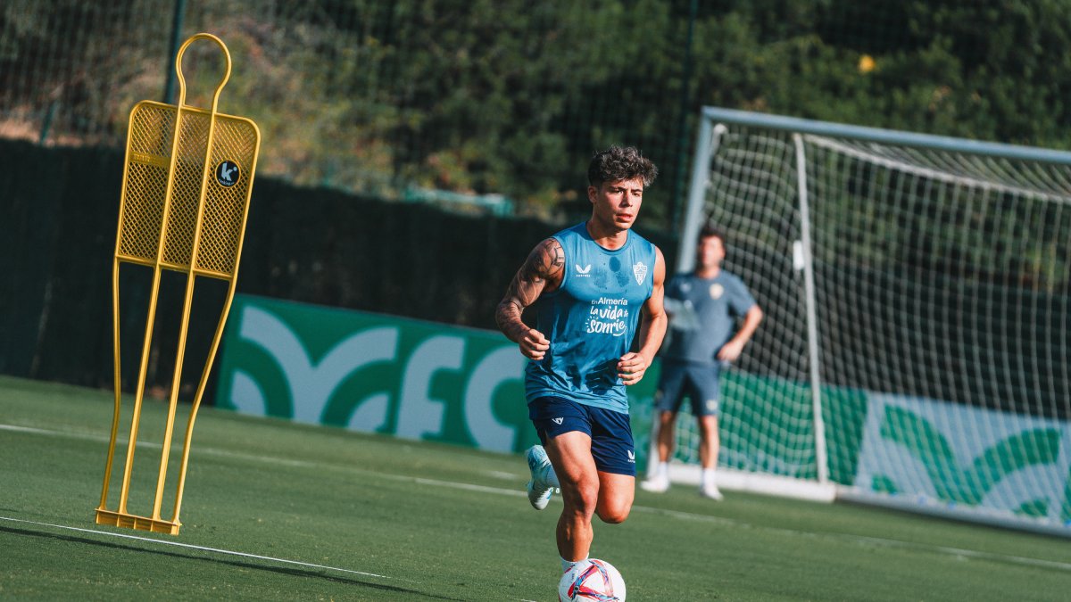 Nico Melamed entrena con normalidad a la espera de poder debutar.