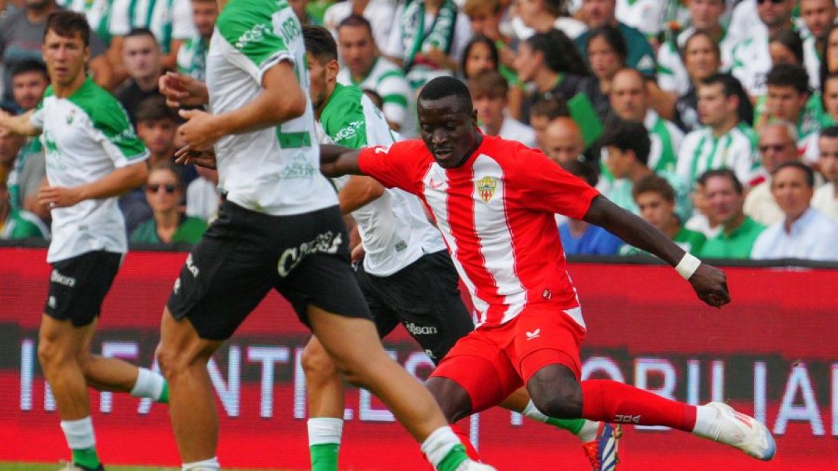 Lopy llegó al partido para darle un plus al Almería en solidez.