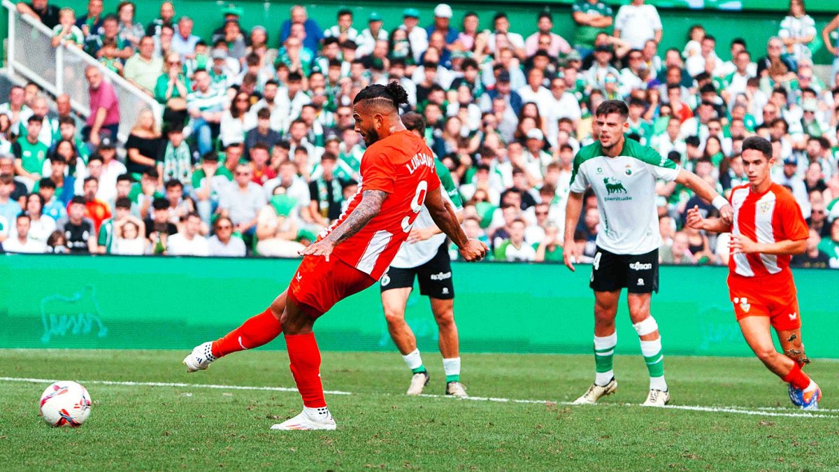 Arribas atento al lanzamiento del penalti de Luis Suárez.