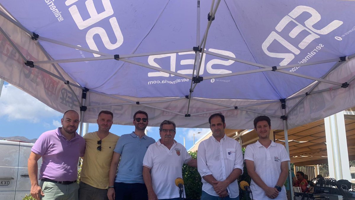 Parte del equipo de SER Levante con los numerosos invitados que pasaron ante los micrófonos amarillos, instalados en las paradisiaco Neptuno Mojácar.