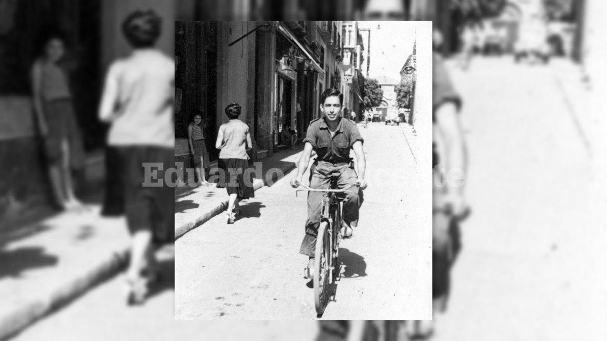 Juan Álvarez era el muchacho que se encargaba de llevar los repartos a las casas de los clientes en la tienda de ultramarinos de la calle Castelar