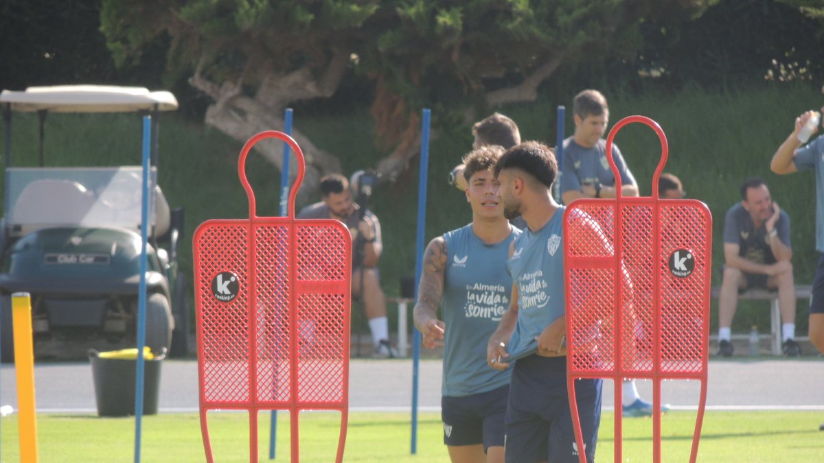 Nico Melamed y Arnau Puigmal este martes en el campo Anexo.