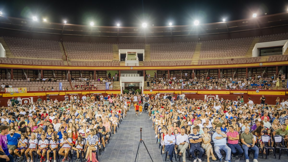 La Plaza de Toros de Roquetas a rebosar para celebrar la gala de clausura.
