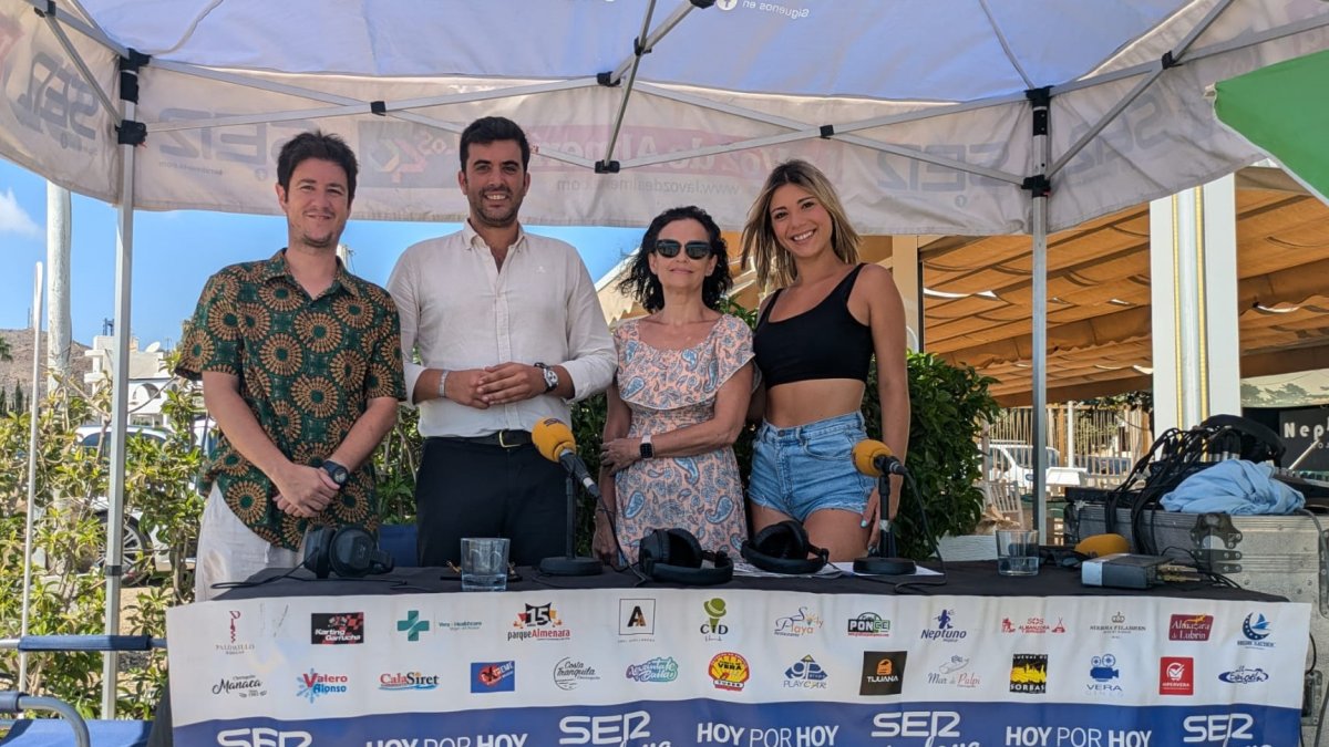 Parte del equipo de SER Levante con el alcalde, Francisco García y la directora de la Oficina de Turismo, Carmen García, en Neptuno Mojácar.