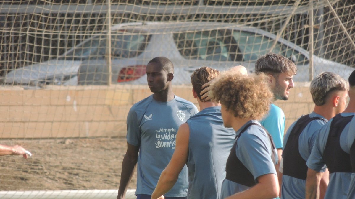 Mendes sigue apartado y entrenando con el Almería B.