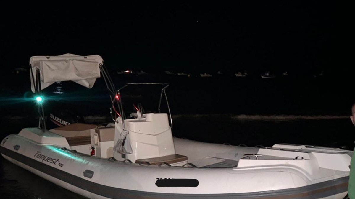 Una embarcación en la costa nijareña.