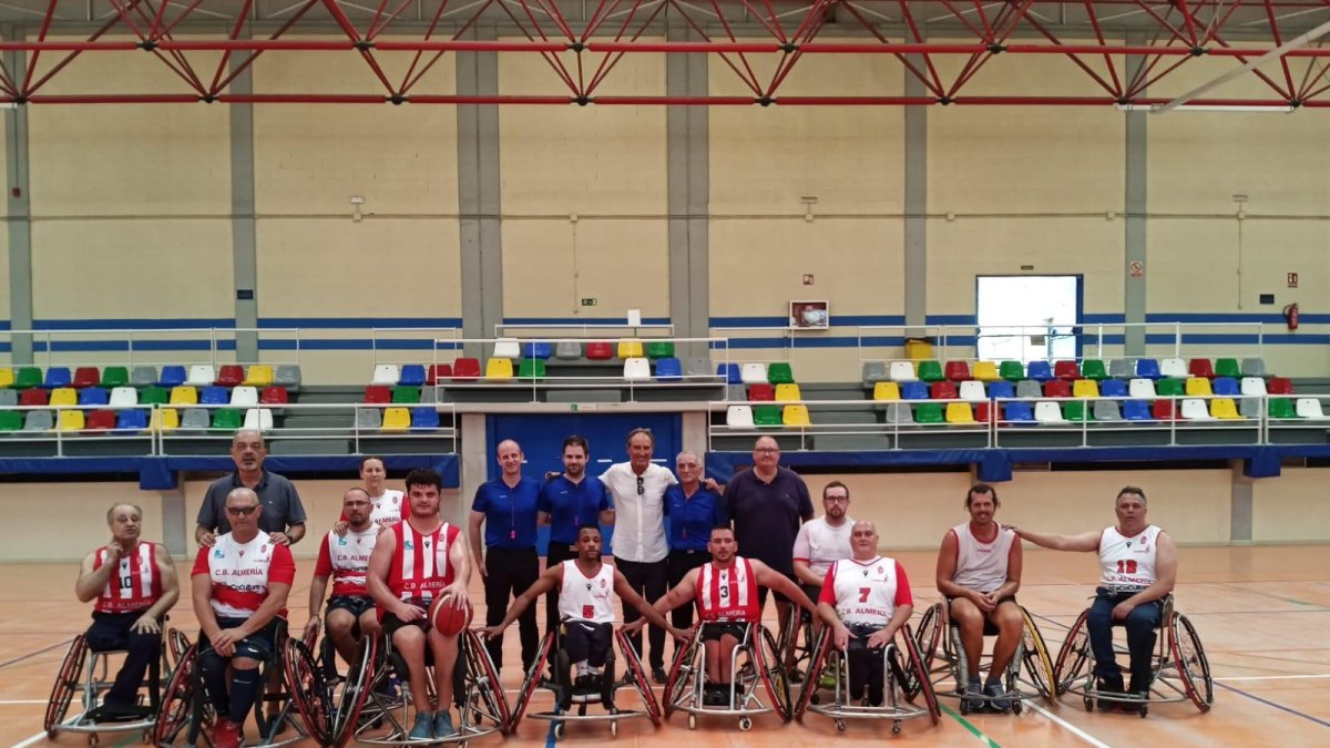 Los deportistas junto a algunos de los organizadores.