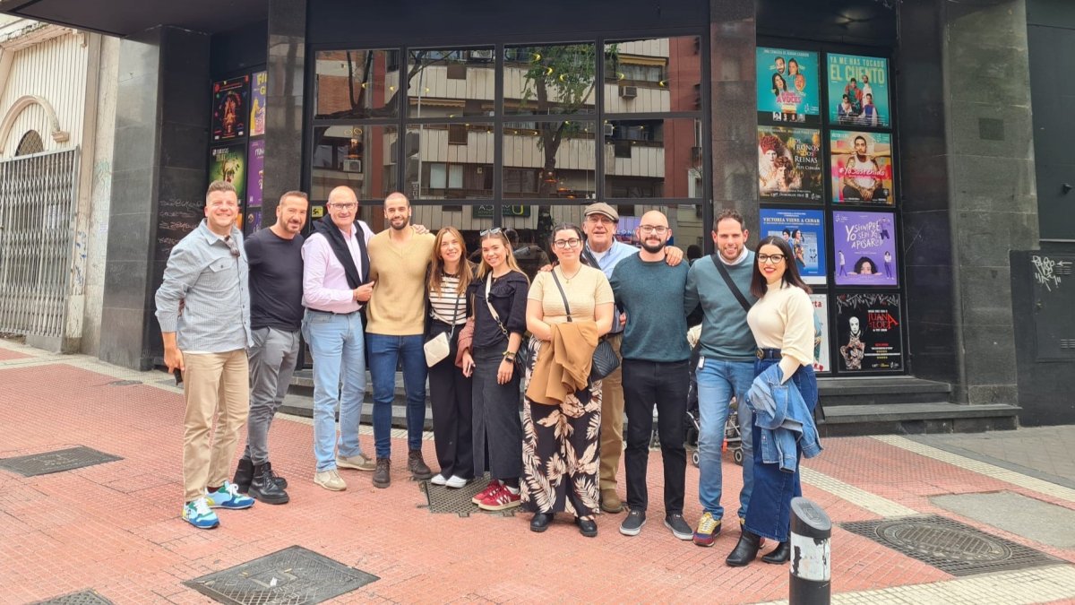 La compañías de teatro de Madrid y de Vera en la puerta de uno de los teatros de la capital.
