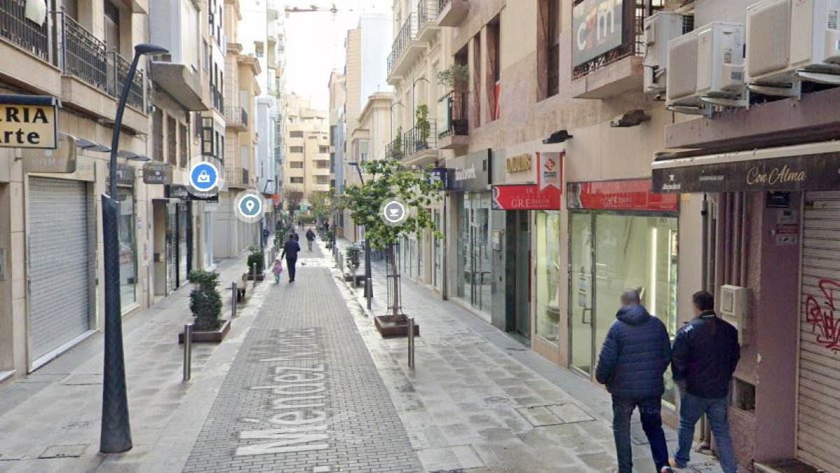 La calle Méndez Núñez, la calle en la que abrirá esta tienda de ropa.