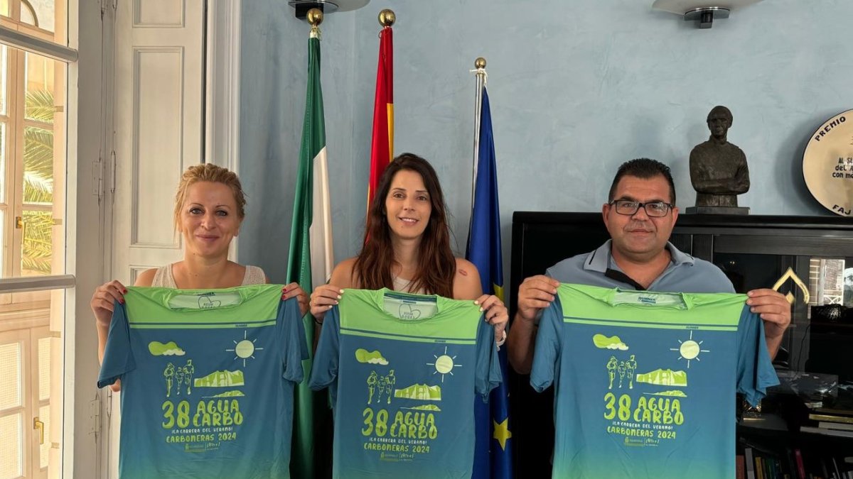 Los ediles carboneros presentan la camiseta de la carrera del verano.