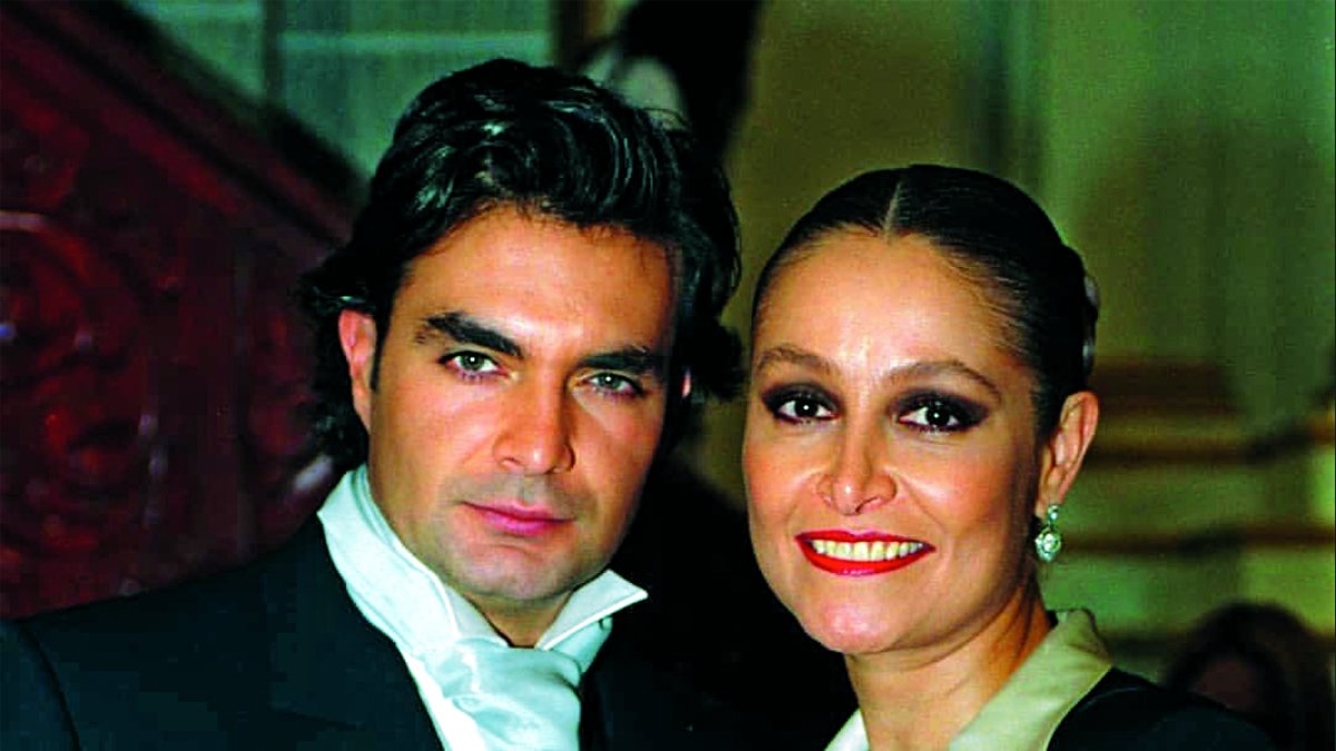 La mujer chantajea a su hijo para que se quede en la hacienda.