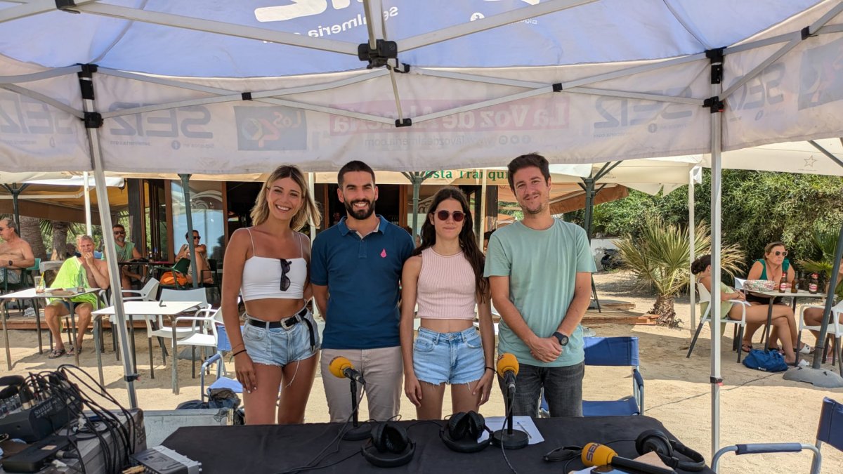 Parte del equipo de SER Levante con Daniel Valdivieso y Laura Diepstraten, este jueves en Costa Tranquila.