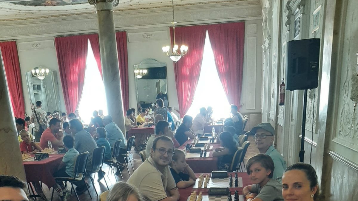 Los participantes del torneo disputando una partida.