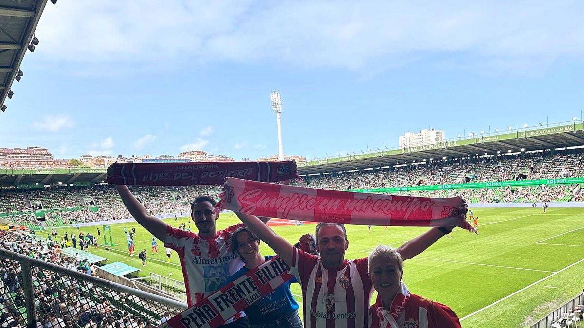 Los primeros valientes en El Sardinero animando al Almería.