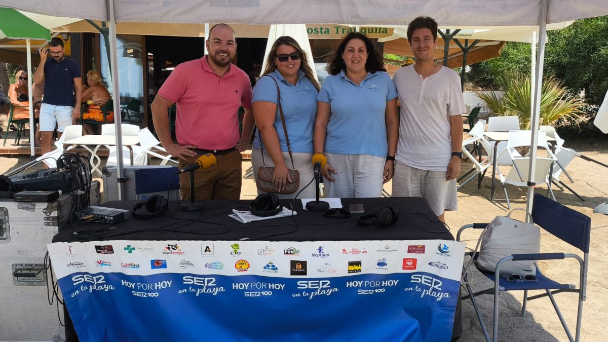 Las responsables de Platinum Estates, Cecilia Toulze y Bruc Eduards, con José Sevilla, de CM 2000 y el periodisa y presentador del Hoy por Hoy de l