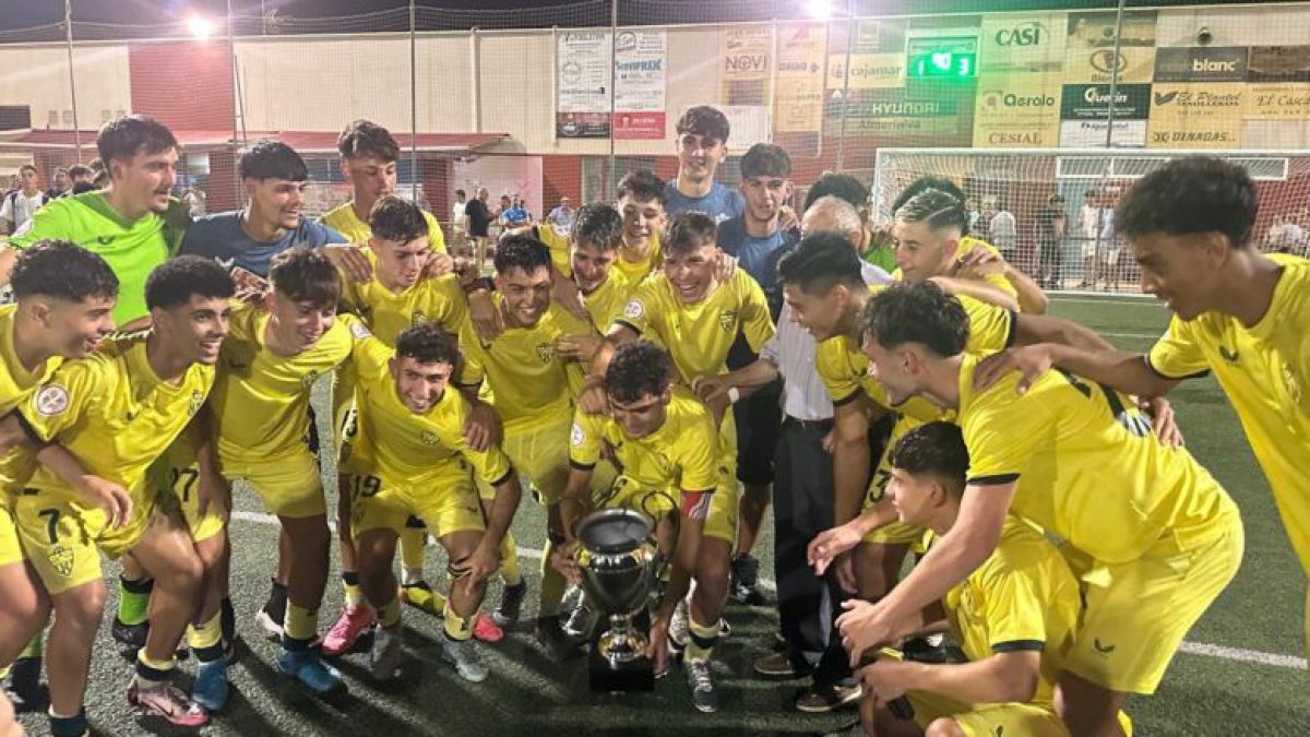 El equipo ganador del campeonato levantando el trofeo.
