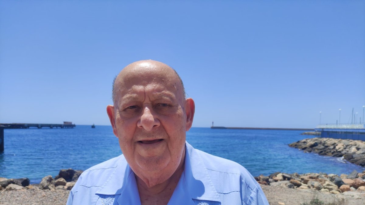 Quería esta imagen con el Mar Mediterráneo y el faro de Almería de fondo.